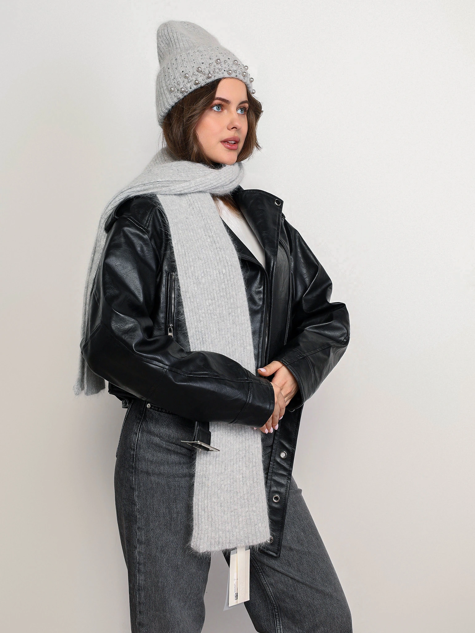 Шарф с декоративной нашивкой в ассортименте